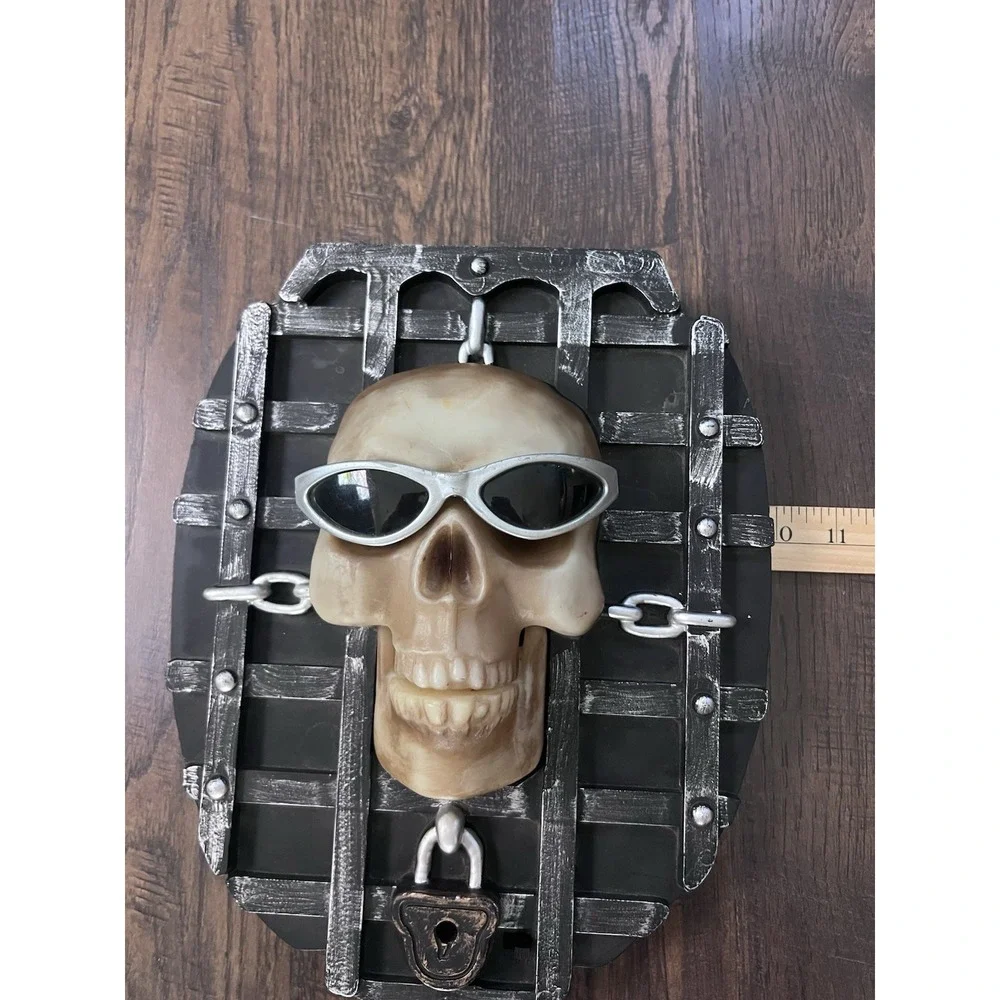 VTG Gemmy Singing Skull‎ Hanging Halloween Wall Prop 